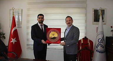 Kaymakam Bayram'dan Müftü Demirtaş'a plaket