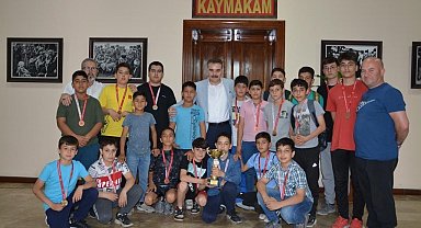 Kaymakam Odabaş, şampiyon güreşçileri makamında ağırladı