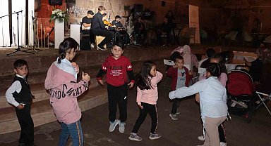 Kaymakam ve öğrenciler çaldı, engelli çocuklar eğlendi