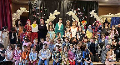 Kaynarca'da minik tiyatroseverler eğlenerek öğrendi