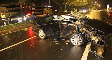 Kayseri'de ağaca çarpan otomobilin motoru karşı şeride uçtu: 2 ağır yaralı
