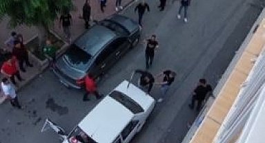 Kaza sonrası ortalık savaş alanına döndü, öfkelerini araçtan çıkardılar