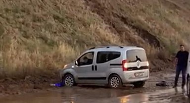 Kaza yapan aracı, arama-kurtarma ekibi çıkardı