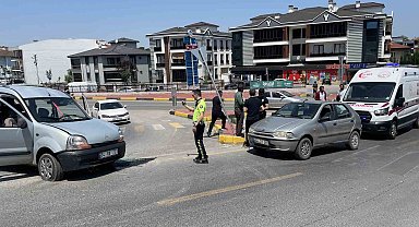 Kazada devrilen hafif ticari araç vatandaş tarafından böyle düzeltildi