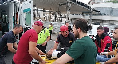 Kazada otomobilde sıkışan iki kız kardeşi itfaiye ekipleri kurtardı