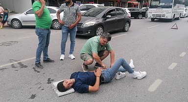 Kazada yaralanan motosiklet sürücüsüne ilk müdahaleyi olay yerindeki doktor yaptı