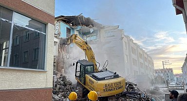 Kazılan temel yan binanın çökmesine neden oldu, faciadan dönüldü
