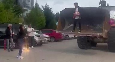 Kepçenin kovasına binen operatör, sevdiği kızın kapısına dayandı