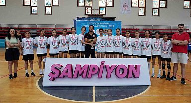 Kepez'in hentbolcuları kupalara doymuyor