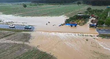 Keşan'da tarım arazileri ve yolar sular altında kaldı