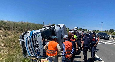 Keşan'da yan yatan tırın sürücüsü hayatını kaybetti