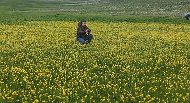 Keşiş Gölü doğanın bin bir rengiyle hayran bırakıyor