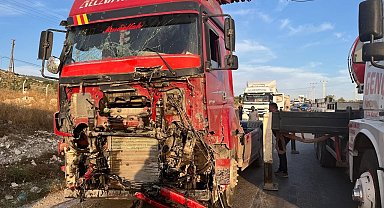 Kilis'te kamyonet ile tır çarpıştı: 3 ağır yaralı