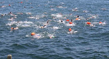 Kiraz Festivali'nde 5 kilometre yüzdüler