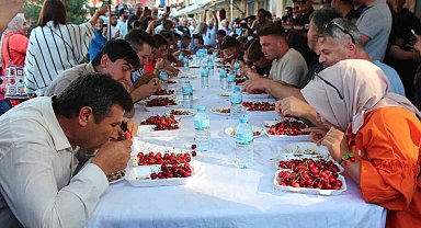 Kiraz yeme yarışmasında renkli görüntüler