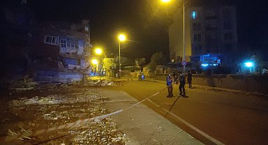 Kırıkhan'da ağır hasarlı 4 katlı bina çöktü