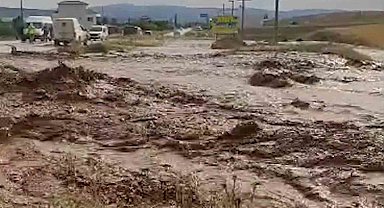 Kırıkkale'de sağanak sele dönüştü: Dereler taştı, tarım arazileri zarar gördü