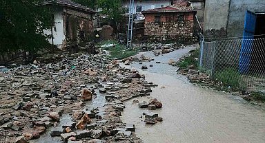 Kırıkkale'de sel felaketi: Araçlar sürüklendi, hayvanlar telef oldu