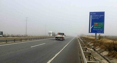 Kırklareli'de etkili olan yoğun sis sürücülere zor anlar yaşattı