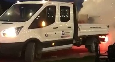 Kırmızı halıdan gelin ve damattan önce sivrisinek ilaçlama aracı girdi