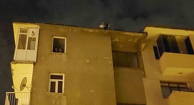 Kız arkadaşından ayrıldı, 5 katlı binadan atlamak istedi