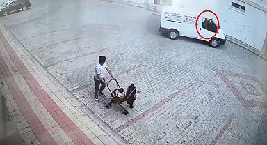 Kız çocuğu, 7 yaşındaki down sendromlu kardeşinin sürdüğü minibüsün altında can verdi