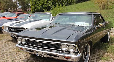 Klasik otomobil tutkunları İzmir'de buluştu