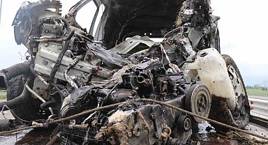 KMO'da korkutan kaza: Araç bariyerlere çarparak alev aldı