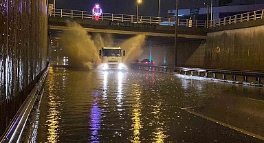 Kocaeli'de etkili olan yağmur caddeleri sular altında bıraktı