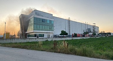 Kocaeli'de geri dönüşüm tesisindeki yangın söndürüldü