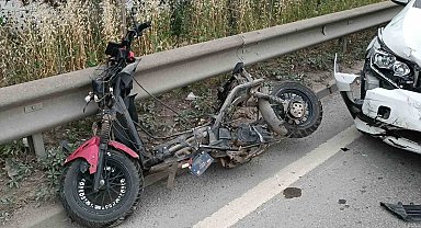 Kocaeli'de motosiklet bariyerlere çarptı: 1'i ağır 2 yaralı