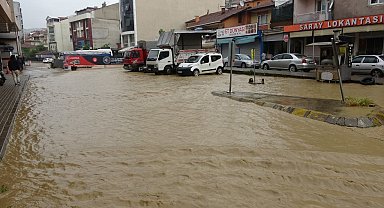 Kocaeli'de yağmur caddeleri göle çevirdi