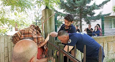 Koluna korkuluk demiri saplanan çocuğu itfaiye kurtardı