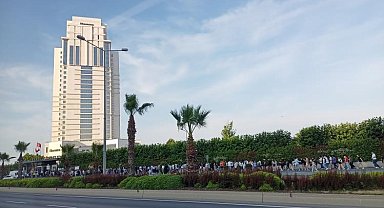 Konser için yüzlerce metrelik kuyruk