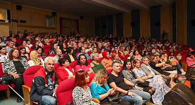 Konserde orkestrada yer alan müzik öğretmenine sürpriz evlilik teklifi