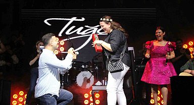 Konserde sürpriz evlilik teklifi