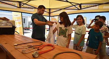 Konteyner kentteki çocuklar, yavru köpeklerin kalp atışlarını dinledi