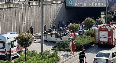 Kontrolden çıkan araç köprülü kavşaktan düştü
