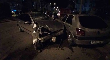 Kontrolden çıkan araç park halindeki otomobillere çarptı