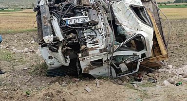 Kontrolden çıkan hafriyat kamyonu devrildi, sürücü yaralandı