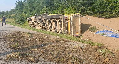 Kontrolden çıkan kum yüklü kamyon yan yattı: 1 hafif yaralı