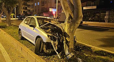 Kontrolden çıkan otomobil, ağaca çarparak durabildi