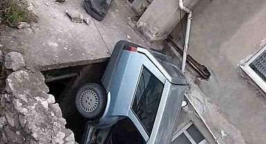Kontrolden çıkan otomobil apartman boşluğuna düştü