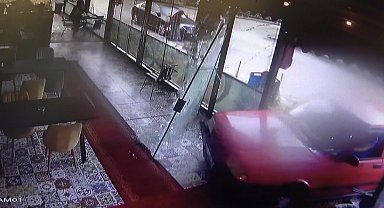 Kontrolden çıkan otomobil balık lokantasına girdi: O anlar kamerada