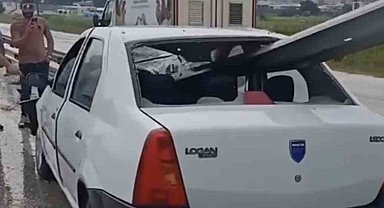 Kontrolden çıkan otomobil bariyerlere ok gibi saplandı