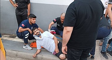 Kontrolden çıkan otomobil önce motosiklete çarptı sonra işyerine daldı