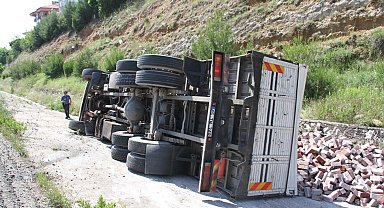 Kontrolden çıkan tır devrildi: 2 yaralı