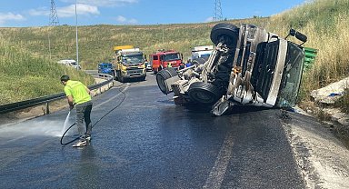 Kontrolden çıkan tır yan yattı: Kimyasal madde yola saçıldı