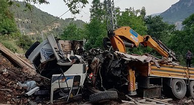 Kontrolden çıkan vinç ağaca çarptı: 2 ağır yaralı