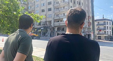 Kontrollü yıkımı gören vatandaşlar tehlikeye aldırmadı, telefonları ile görüntü çekti